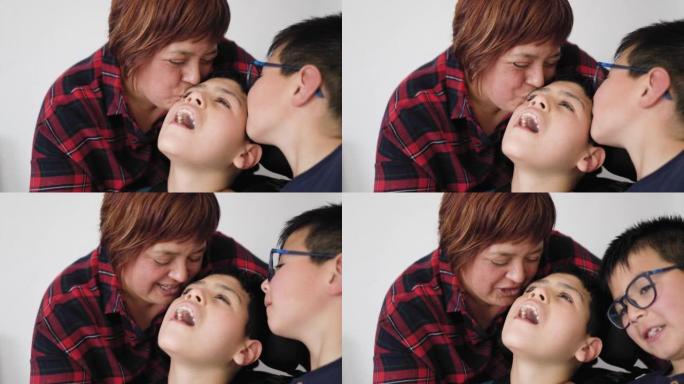 幸福的母亲在家里与残疾儿子在一起温柔的时刻-家庭爱情概念