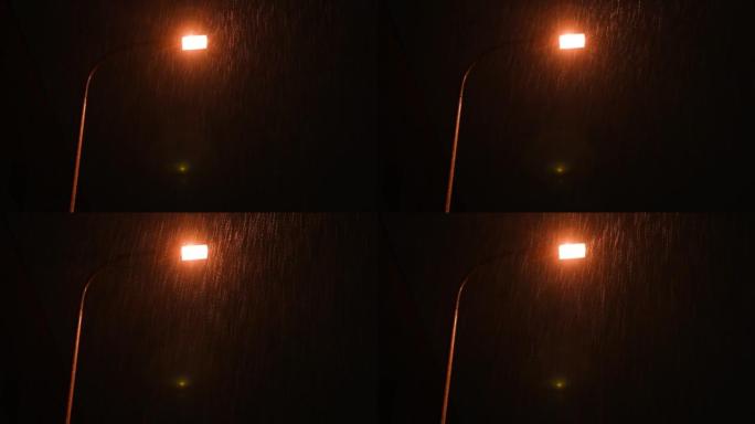 路灯背景上的夜雨。