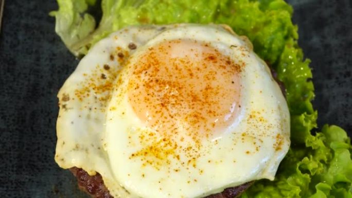 煎蛋生菜肉汉堡的幻灯片。宏多莉，鸡蛋肉排。酮饮食的营养元素。减肥食品。健康食品概念。