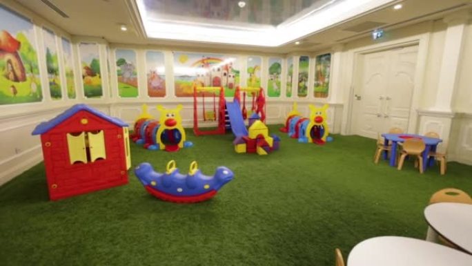 现代幼儿园教室内部、现代儿童游乐场、儿童游戏室、学前幼儿园内部、儿童房、带玩具和儿童家具的舒适游戏室