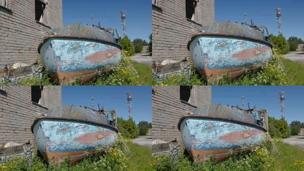 爱沙尼亚屋外的一艘旧蓝色废弃船
