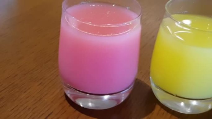 健康的各种新鲜的三杯果汁饮料含有苹果汁、番石榴汁和菠萝汁。