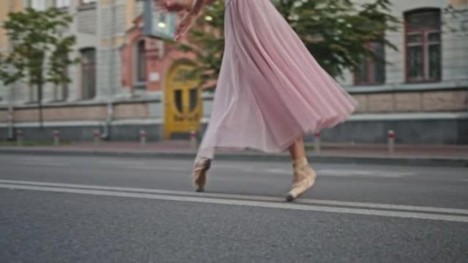 穿着足尖鞋的专业芭蕾舞演员在街上跳舞