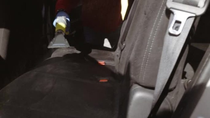 用专用吸尘器对乘用车座椅进行深度清洗。