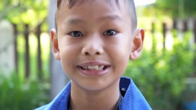 可爱的亚洲男孩微笑。