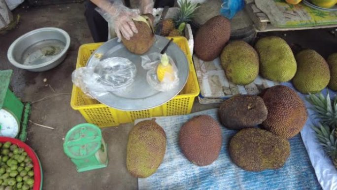 亚洲工人撕掉生菠萝蜜