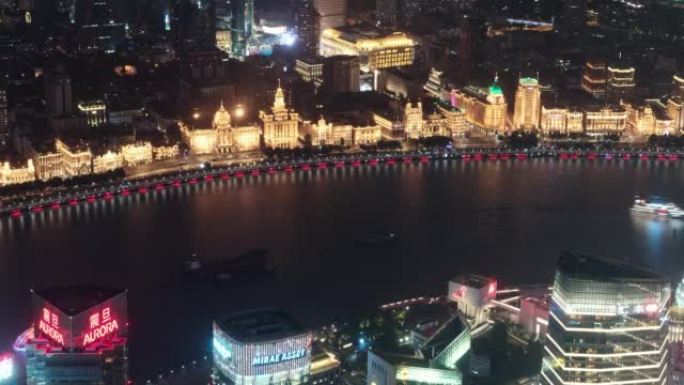 上海城市夜间4k延时镜头，黄浦江上航行的灯光观光船，金城高视角。