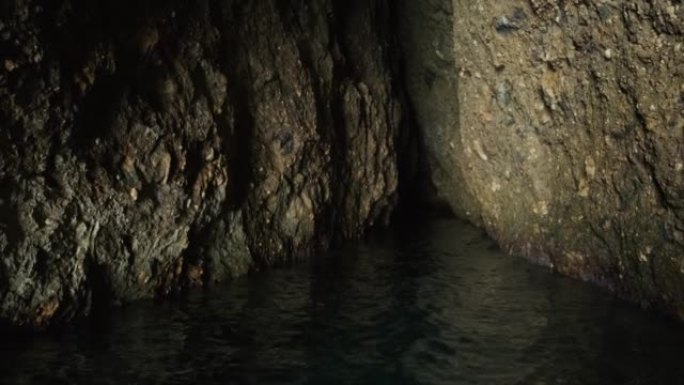 海洞内部。