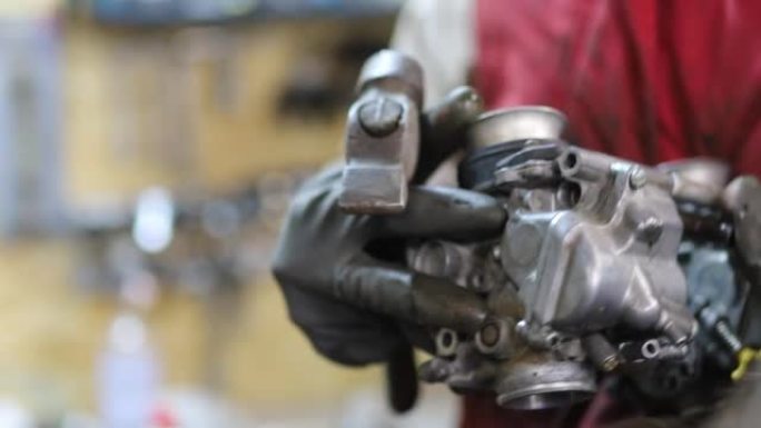 男子诊断和修理燃油系统摩托车化油器。化油器和节气门服务。