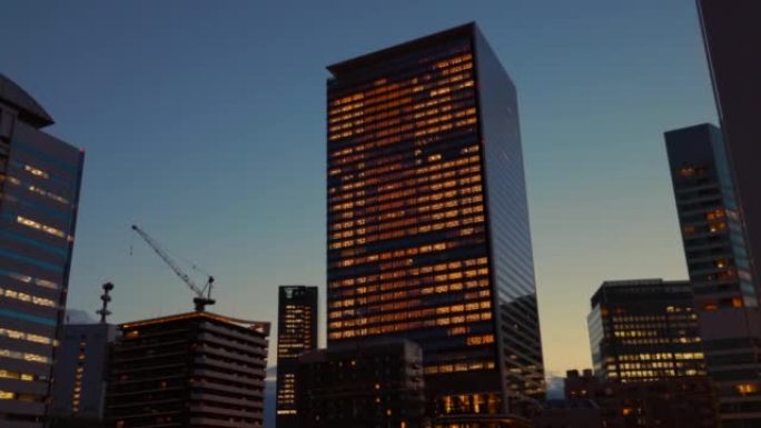 黄昏时分的东京建筑物，美丽的城市灯光