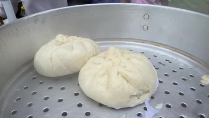 印度加尔各答中国城当地商店准备的热腾腾汤圆面包特写镜头