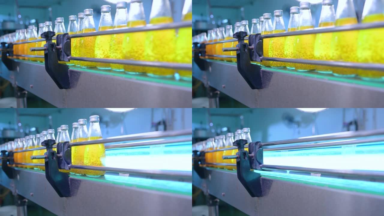 瓶果汁正在被运送到产品贴标机中。