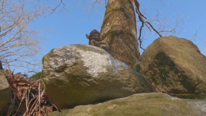 意大利精灵Invorio小径上岩石上的孤立精灵小雕塑