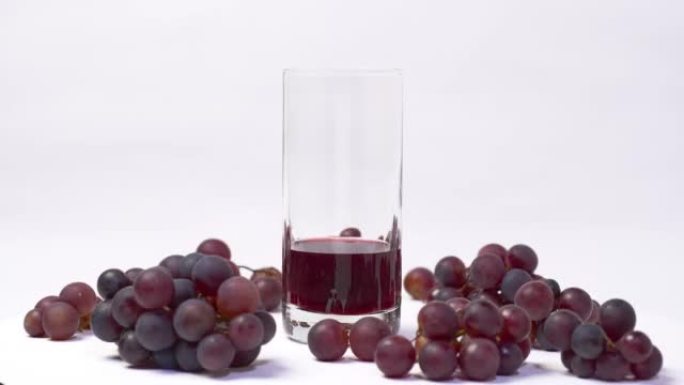 玻璃杯中的红葡萄汁
