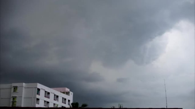 时间流逝，乌云在曼谷下大雨之前移动