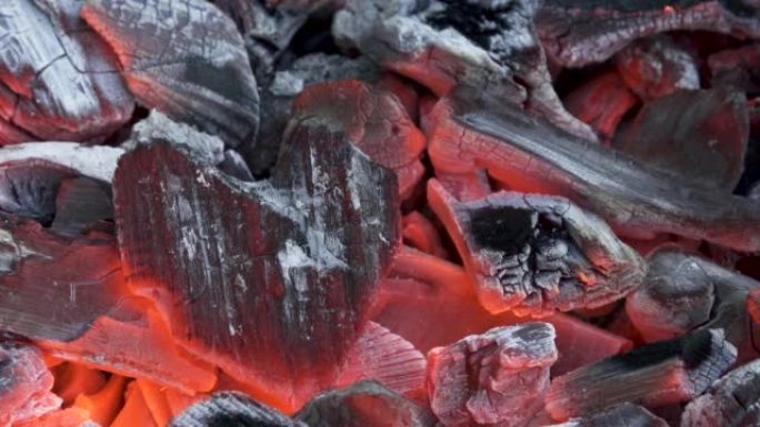 煤中的一颗在火中形成的煤。燃烧的心的象征