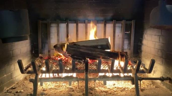 舒适温暖的节日壁炉原木壁炉壁炉燃烧运动特写圣诞季节烹饪复古复古档案历史视频