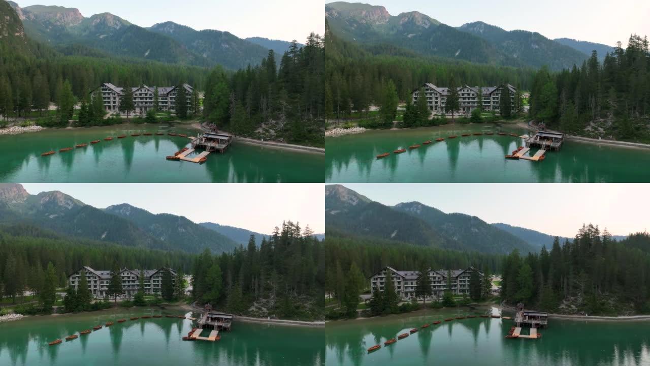 空中无人机视图最美丽的Lago di Braies日出场景也被称为Pragser Wildsee。意