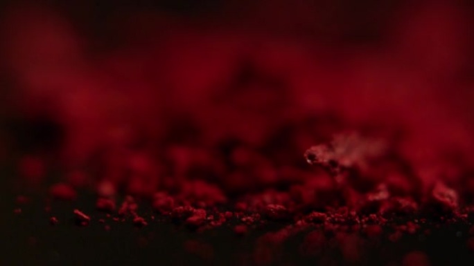 慢动作中掉落的红色粉末的特写镜头