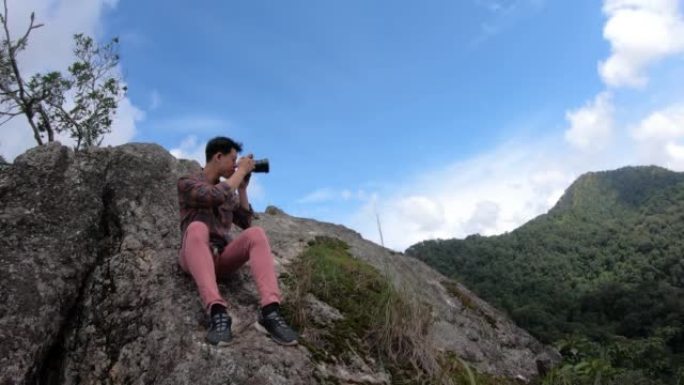 旅行者男子从岩山拍照