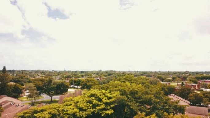 8月2022年佛罗里达州西棕榈滩住宅单户联排别墅的空中场景