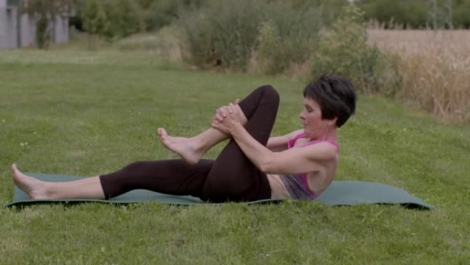 做瑜伽的高级女性，改善癌症相关症状和生活质量。