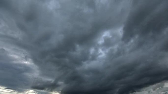 风暴云时间流逝乌云密布暴风雨来临移动的云