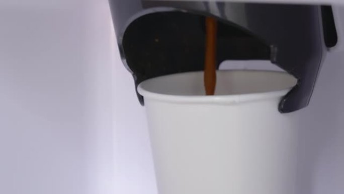 带热咖啡白色纸杯的自动咖啡机