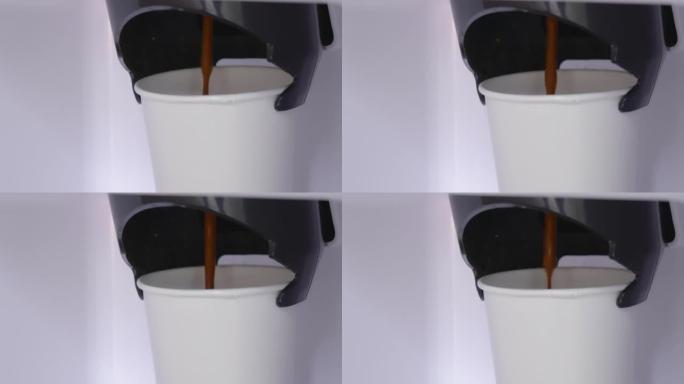 带热咖啡白色纸杯的自动咖啡机