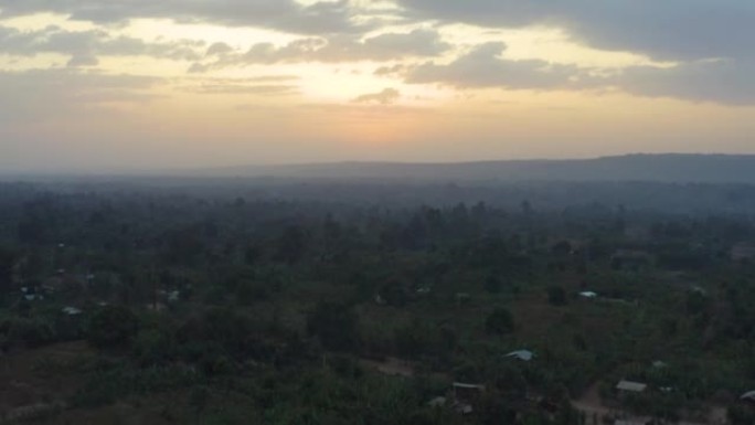 在埃塞俄比亚的一个咖啡种植园上拍摄日落的空中照片