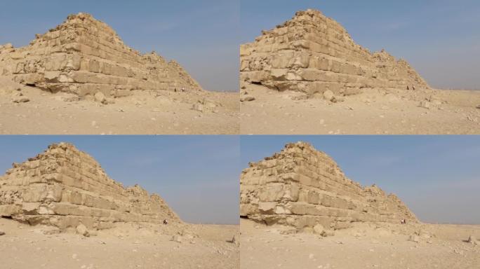 吉萨建筑群的皇后区金字塔遗址，游客在开罗四处走动。平移镜头