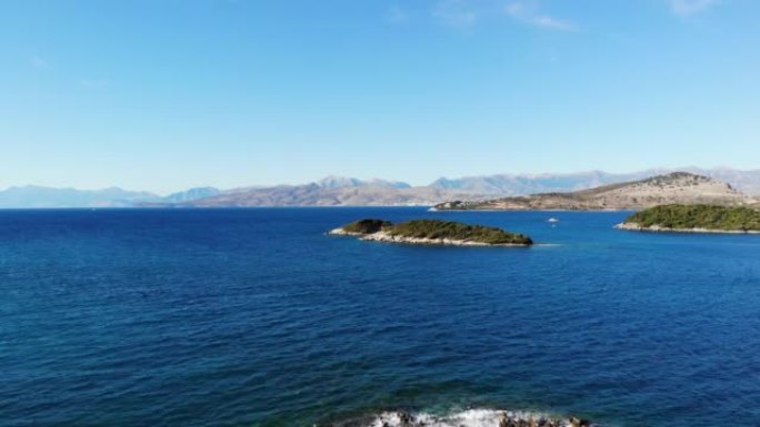 阿尔巴尼亚的Ksamil群岛，从上面看离子海岸，无人机的空中拍摄，风景优美的风景旅游假期