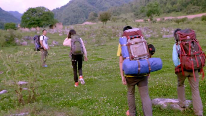 驴友登山走草地搭帐篷