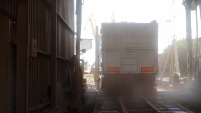 在码头卸下自卸车或谷物卡车时倒小麦。农产品运输到筒仓储存。食品供应链和物流，提升液压平台卸料机。