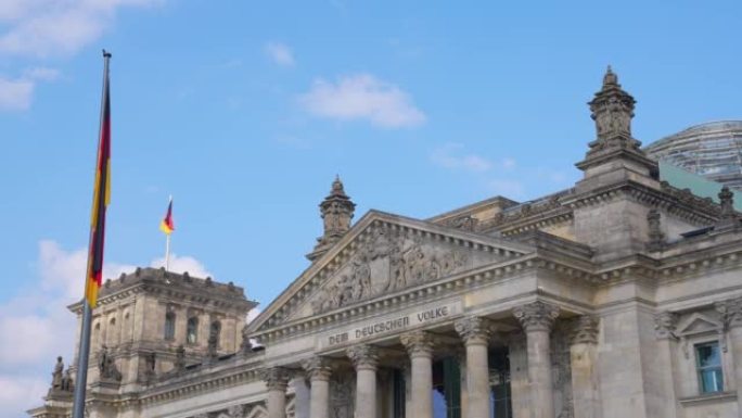德国国旗悬挂在国会大厦上。
