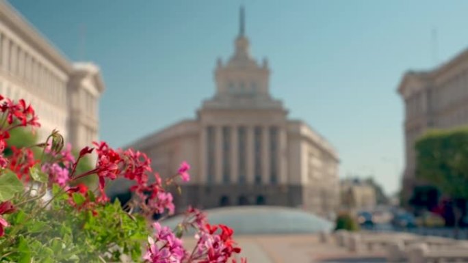 保加利亚首都索非亚中央广场的广角摄影。位于索非亚的部长会议大楼、国民议会办公楼和保加利亚总统官邸都坐