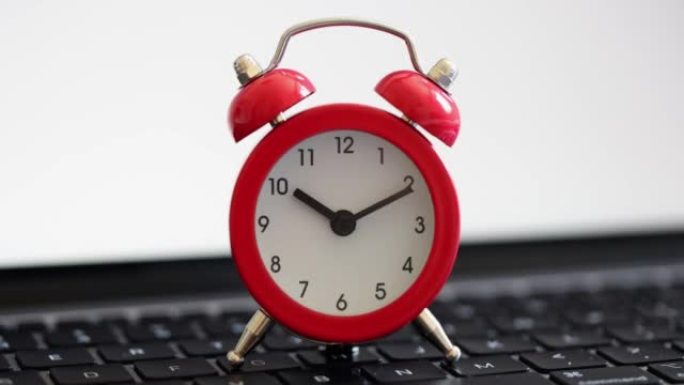 笔记本电脑概念10点闹钟业务时间表截止日期和紧迫性