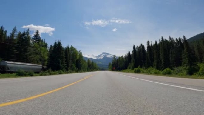 加拿大不列颠哥伦比亚省耶洛黑德高速公路上汽车行驶的4k视点视频
