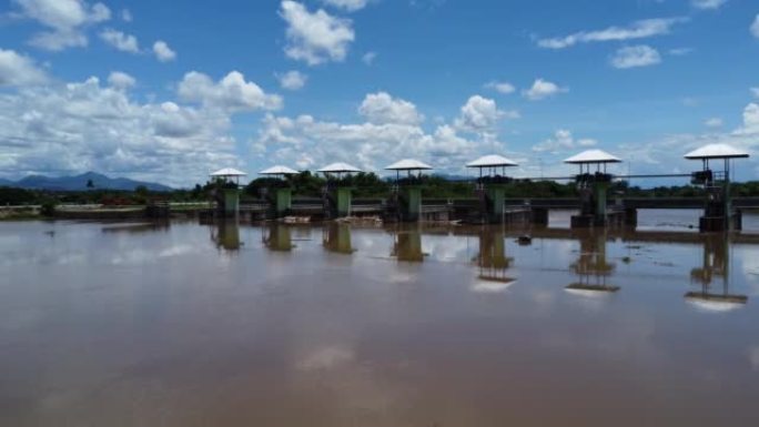 从混凝土坝排水通道释放的水的鸟瞰图是雨季溢水的一种方式。从泰国北部农村的水坝流出的浑浊的棕色森林水的