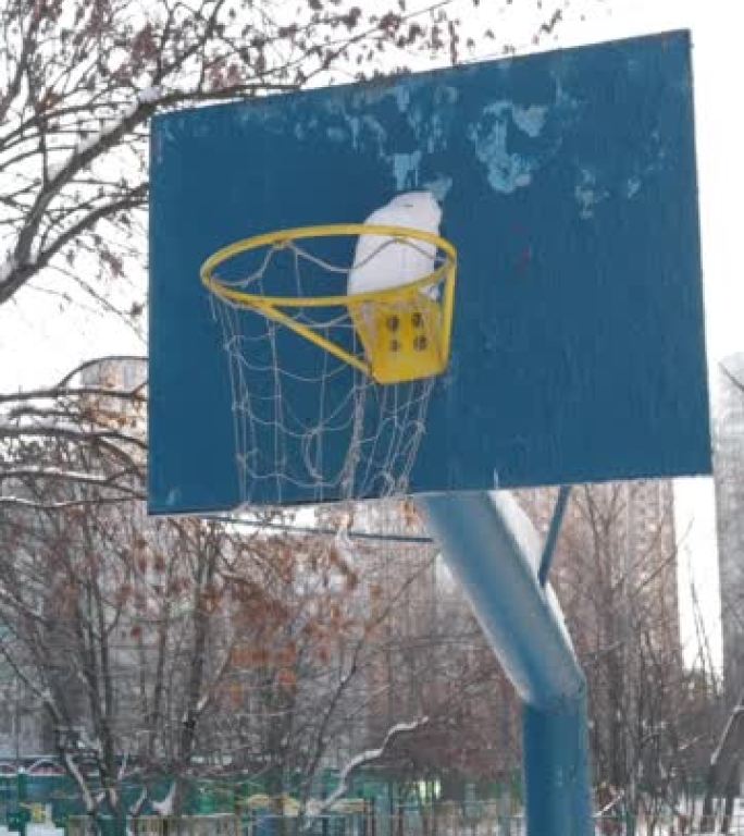 街上的篮球篮板
