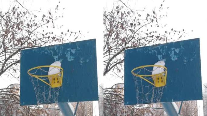 街上的篮球篮板