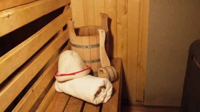 传统的老俄罗斯浴室水疗概念。内部细节芬兰桑拿蒸汽房配有传统桑拿配件套装盆毛巾芳香油勺毡。放松乡村沐浴