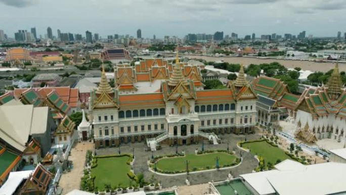 4k电影般的城市无人机镜头，在阳光明媚的日子里鸟瞰泰国曼谷老城区中心雄伟的大皇宫。