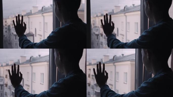 男孩的手在窗户上移动，背景是苏联的房子，童年经历，没有战争，电影镜头