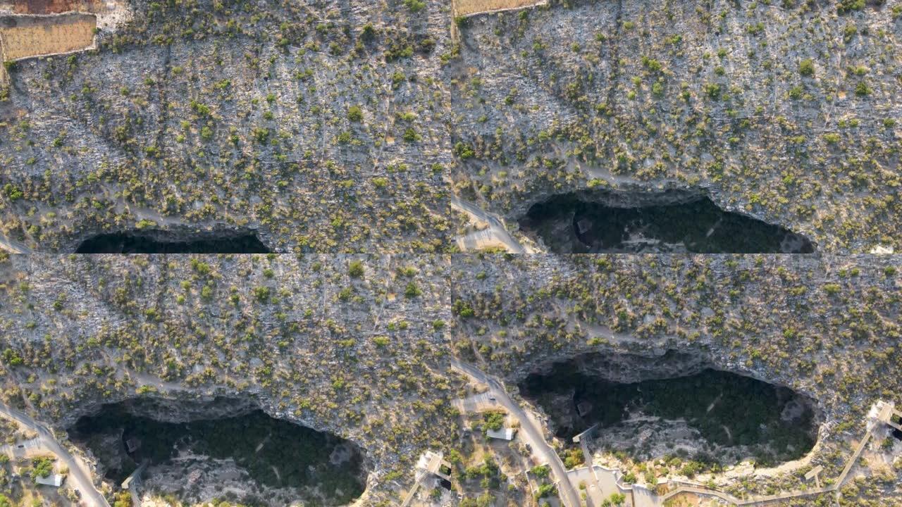 天堂山洞和地狱洞穴的鸟瞰图 (Chasm of Heaven and Pit of Hell)