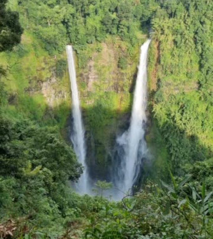 双垂直瀑布山中瀑布山涧