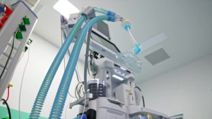患者在手术时的全身麻醉氧气面罩。低角度视图。背景下的先进设备。