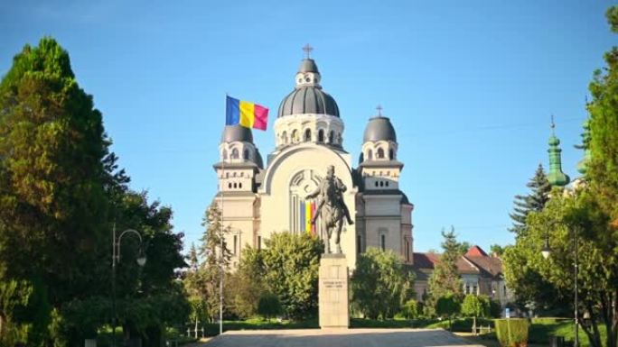 罗马尼亚塔尔古穆列什中心的主教座堂和阿夫拉姆·伊安库雕像的升天
