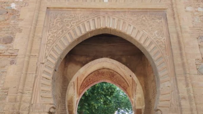 西班牙格拉纳达阿尔罕布拉宫纪念性围墙中的纳斯里德阿拉伯建筑的酒门