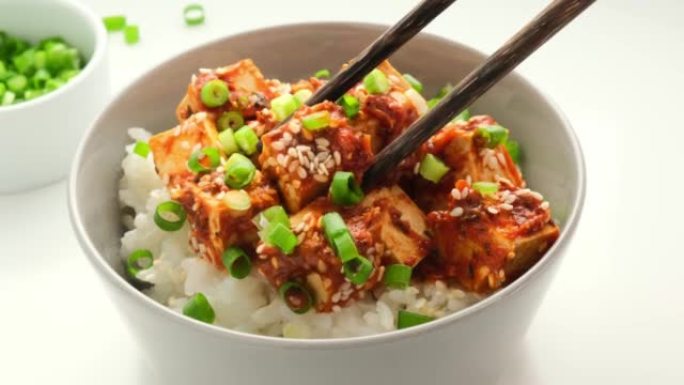 韩式豆腐-灰碗米饭炖辣豆腐，背景浅。
